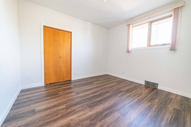 Building Photo - 368 Dufferin St