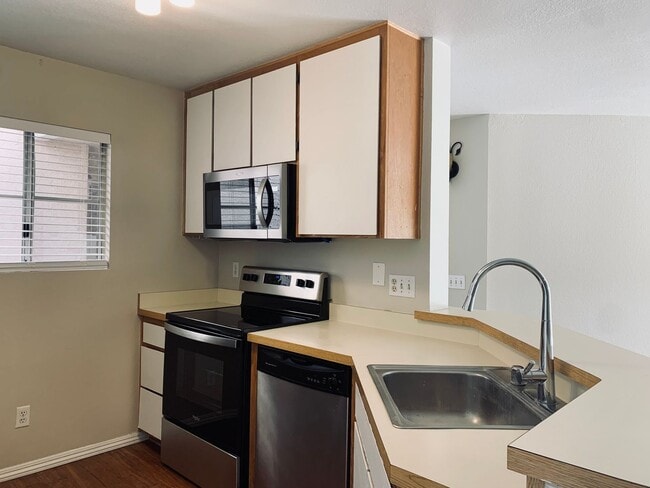 Building Photo - Fashion Hills 2 bedroom, 2 bath with 2 car garage!