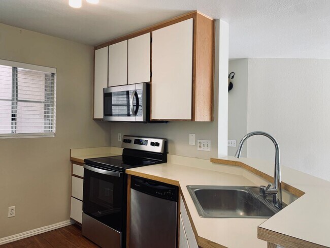 Foto del edificio - Fashion Hills 2 bedroom, 2 bath with 2 car garage!