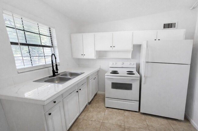 Foto del edificio - 2648 Dellwood Ave