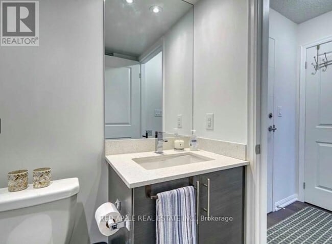 Building Photo - 400 Adelaide St E