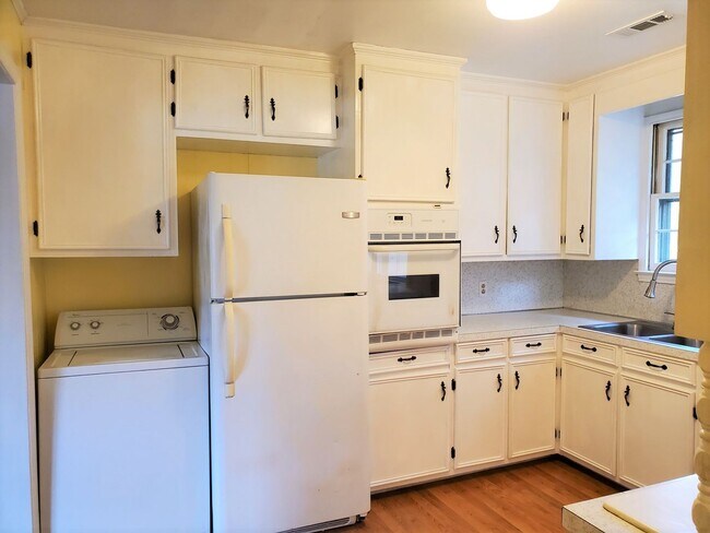 Building Photo - Charming Home With Great Yard