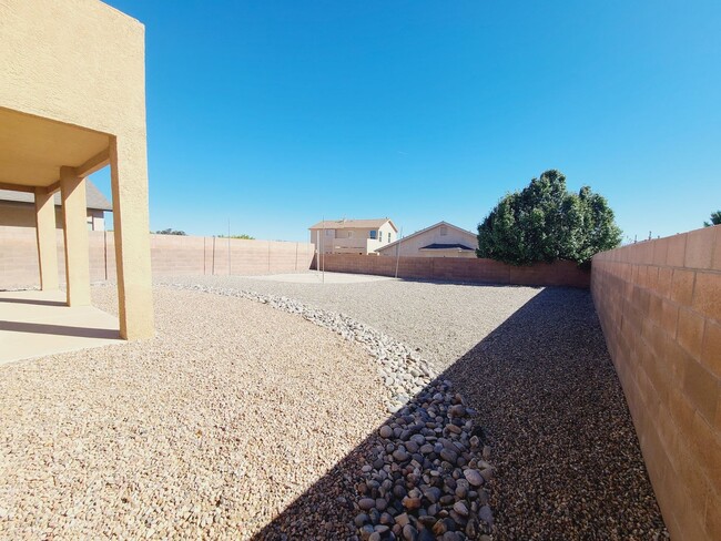 Building Photo - Spacious 3 bed 2.5 bath home in Huning Ranch!