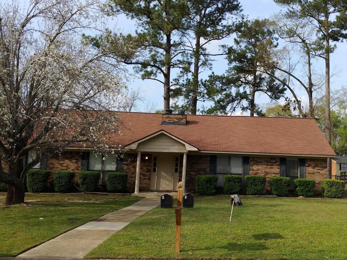 1909 Buck Ln Unit A, Albany, GA 31707 Room for Rent in Albany, GA