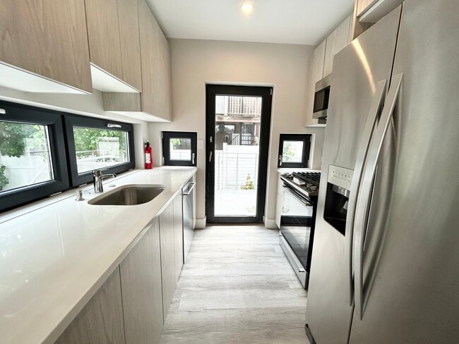 Building Photo - 2 W 3rd Street Pl