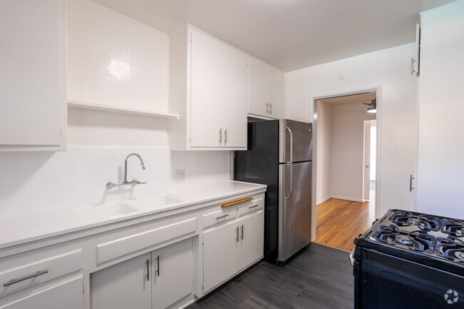 1BR, 1BA - Cocina 691SF - Hollyview Apartments