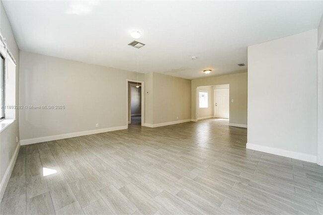 Foto del edificio - 6700 Douglas St