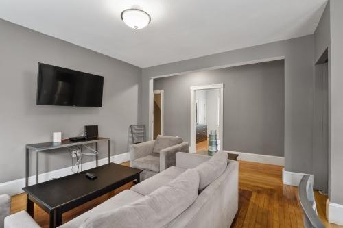 Primary Photo - 7 bedroom in Waltham MA