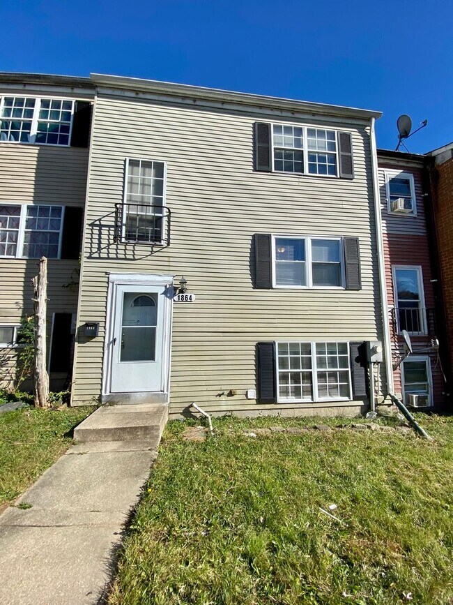 Building Photo - Lovely 3 BR/2 BA Townhome in Edgewood!