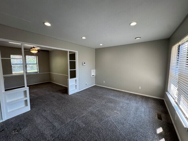 Foto del edificio - Spacious and fresh paint, 2 bed 1 bath wit...