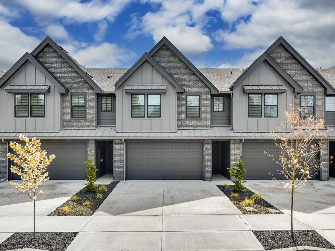 Photo - Luxury Townhome for Lease at the Courtyards at Hidden Crest - 6919 NE 132nd Way