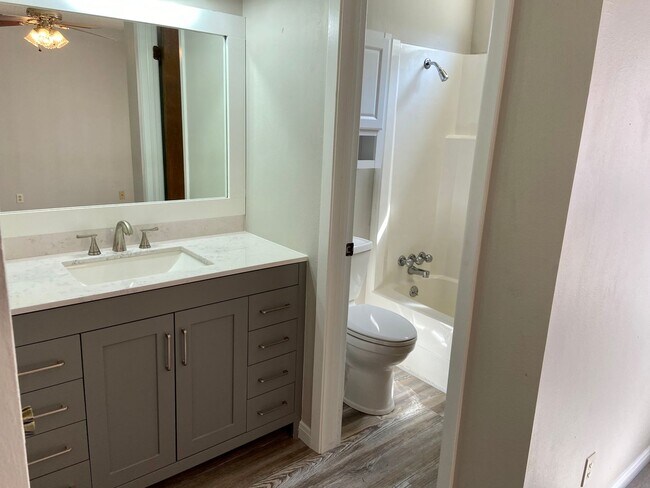 Foto del edificio - Precious 3 bedroom 2 bath home! Just updat...