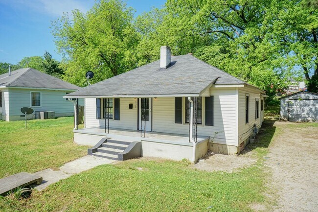 Foto del edificio - Beautifully Remodeled Three Bedroom Home!