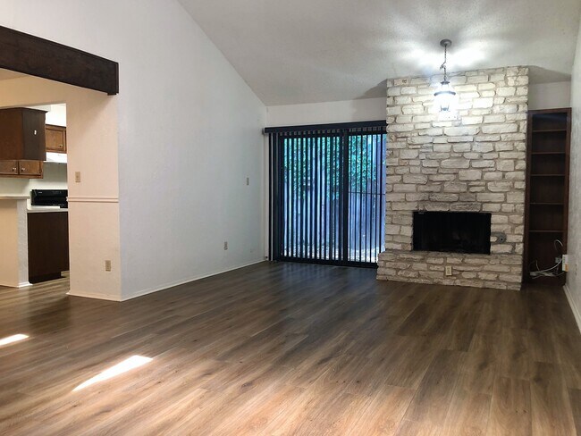 Foto del edificio - 6503 Hart Ln