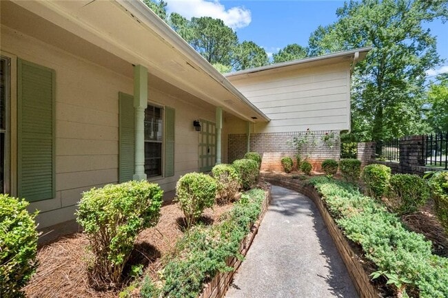 Building Photo - 4000 Pinehurst Pl