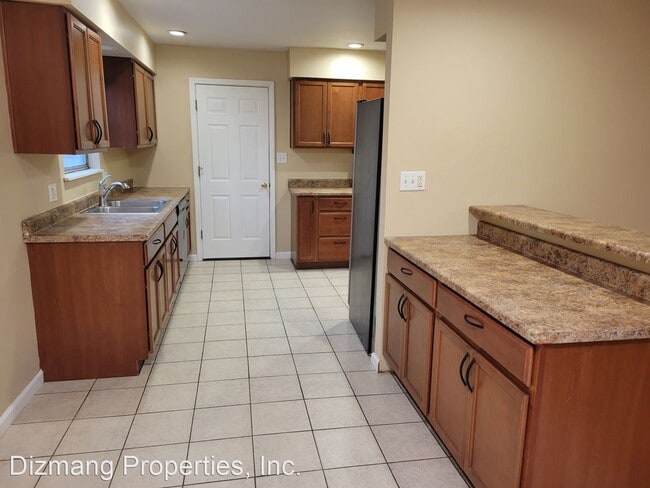 Building Photo - 3 br, 2 bath House - 1025 E. Guinevere St.