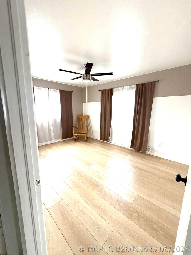 Foto del edificio - 4221 Rose NE Ln