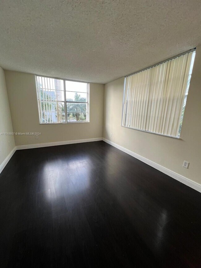 Foto del edificio - 486 NW 165th St