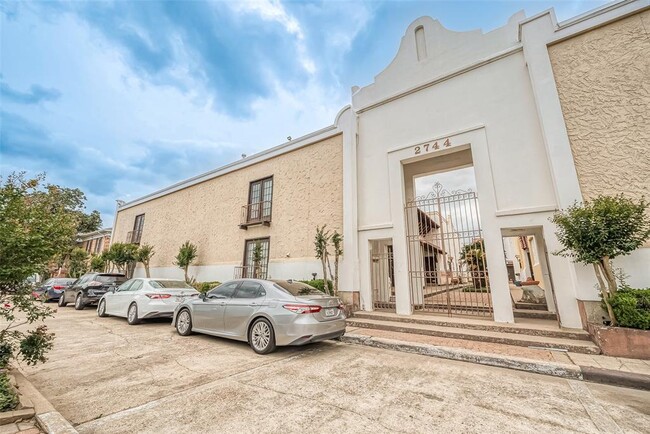Building Photo - 2744 Briarhurst Dr