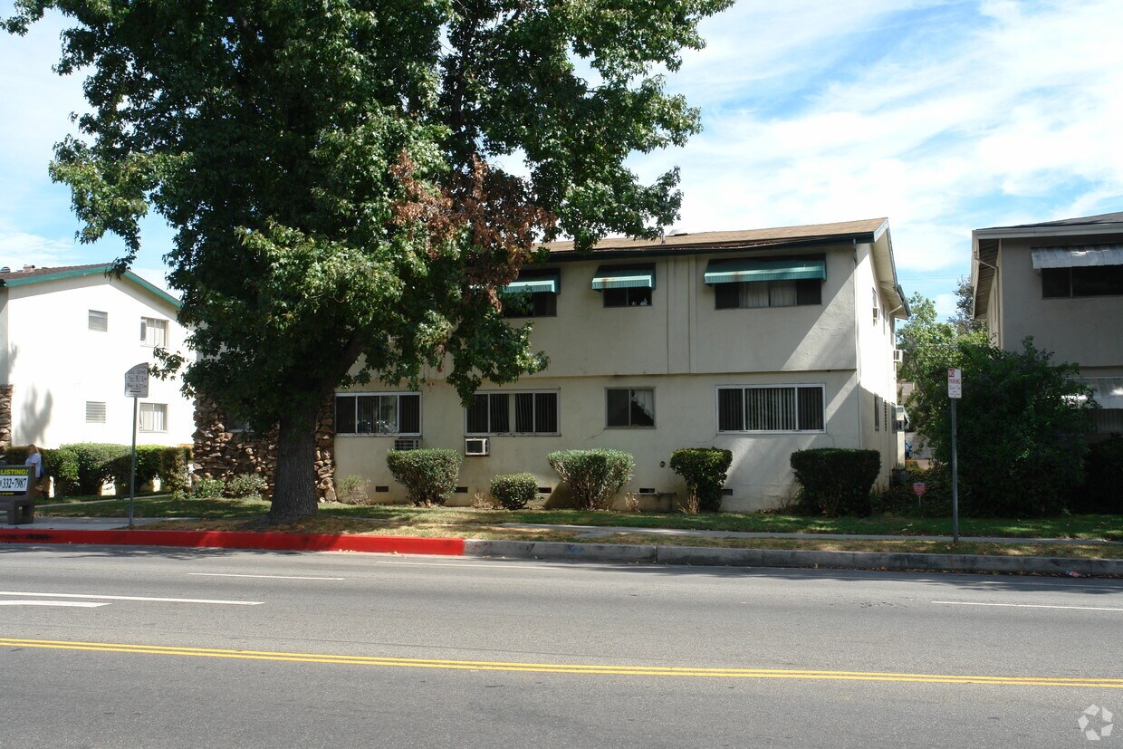 Building Photo - 4854 Hazeltine Ave