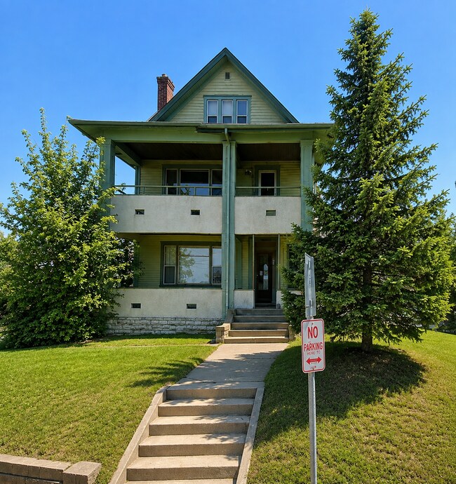 Building Photo - 816-818 University Ave SE