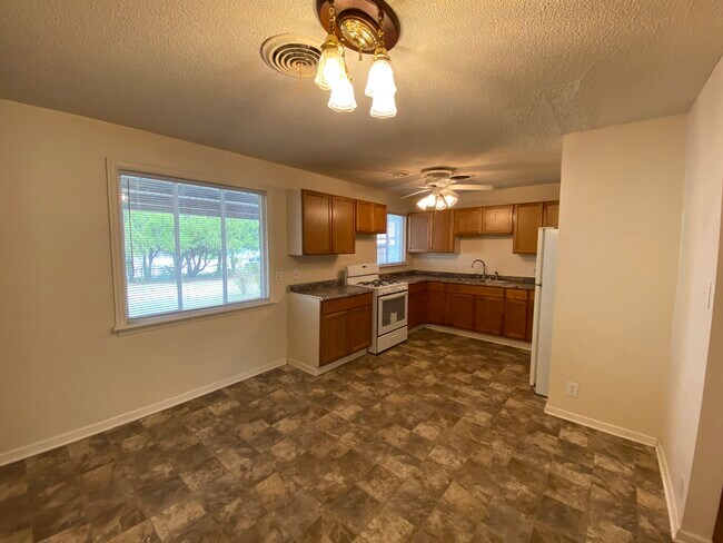 Building Photo - 1304 Harvey Dr