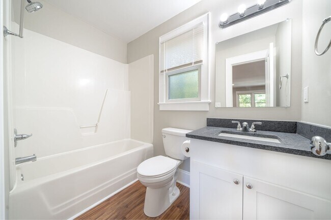 Building Photo - Renovated 1 bed, 1 bath studio, power and ...
