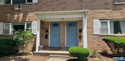 Building Photo - 2-31-31 Virginia Dr