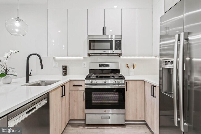 Foto del edificio - 212 Varnum Street Northwest, Unit Three