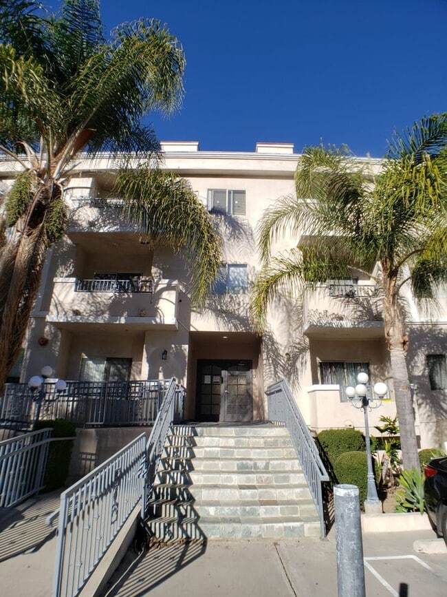 Building Photo - 10849 Fruitland Dr