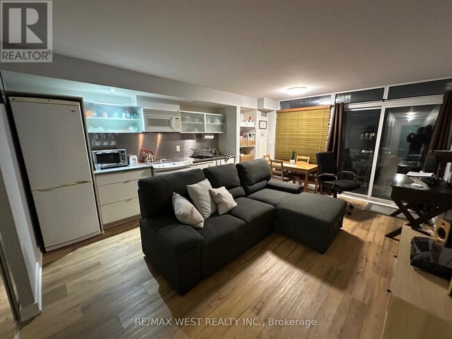 Building Photo - 1215 - 4K SPADINA AVENUE