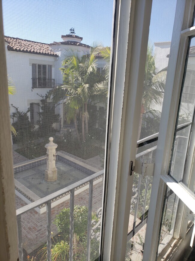 Building Photo - 1055 S Orange Grove Ave