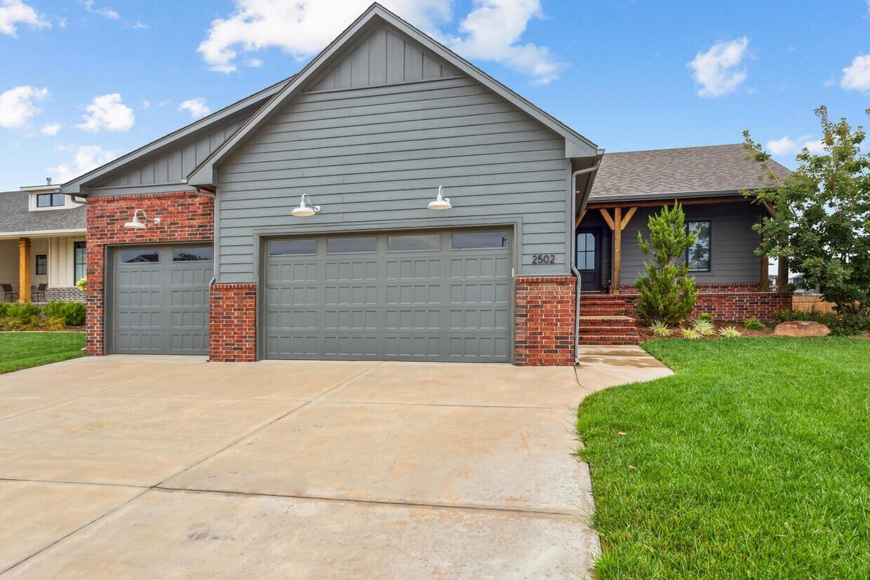 Primary Photo - Executive Rental in Andover School District