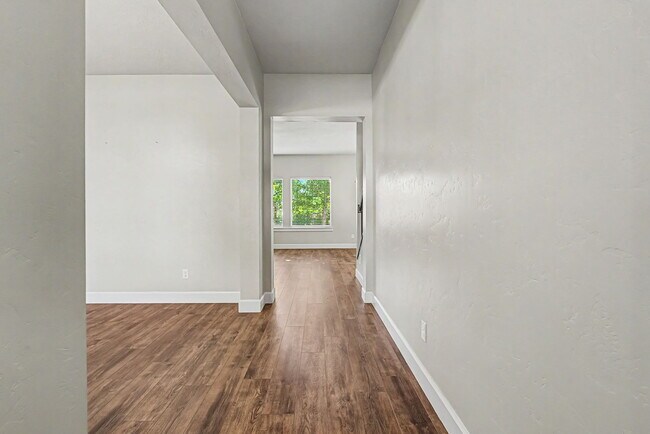 Building Photo - 5140 N Elmstone Ave