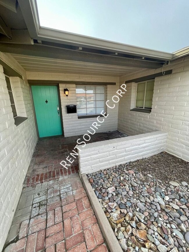 Building Photo - 1022 W Lancaster Blvd