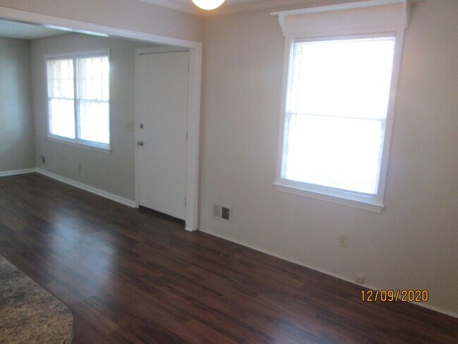 Foto del edificio - 2 bedroom 1 bath duplex off of Broad River Rd