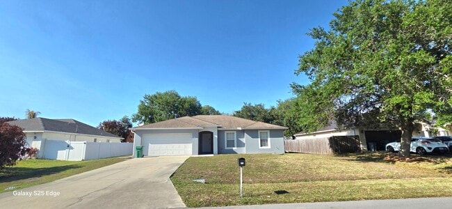 Building Photo - 1061 SW Charcoal Ave