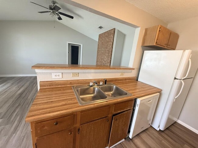 Foto del edificio - 817 Lloyd Ln