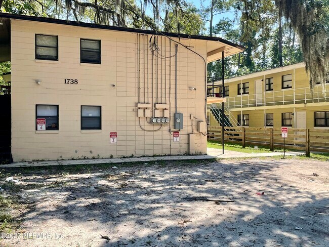 Foto del edificio - 1738 Wright Ave