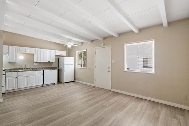 Building Photo - 418 Brookside St
