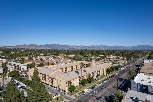 17821 Lassen St - Northridge Gardens Apartments