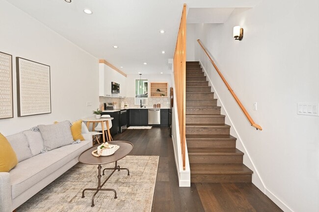 Foto del edificio - Modern 3-Level Townhome (2020) with Private Roof Deck & A/C