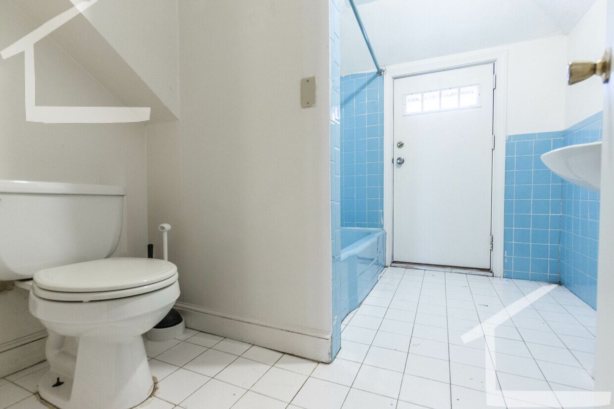 Building Photo - Utilities Included (Gas, Electric, Heat/Hot Water)! Great Value Studio