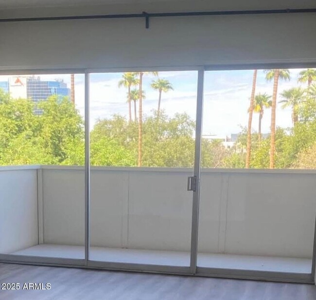 Building Photo - 353 E Thomas Rd