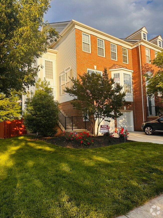 Building Photo - 22702 Lamoreaux Landing Square
