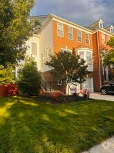 Building Photo - 22702 Lamoreaux Landing Square