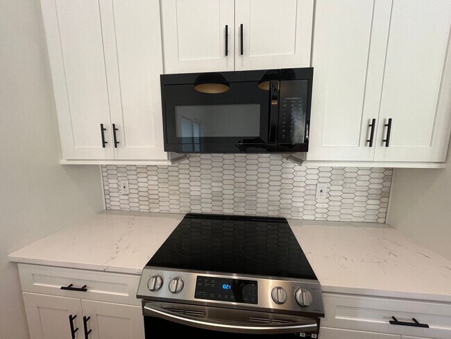 Building Photo - 3 Bed 3 Bath Condo Located in Golf Club Gated Community