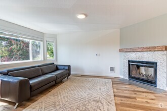 Building Photo - 906 N 101st St