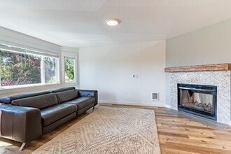 Building Photo - 906 N 101st St