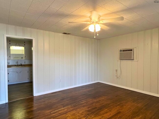 Building Photo - 615 S Clay St